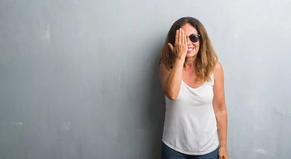 Medelåldern Spansktalande Kvinna Över Grå Vägg Bär Solglasögon Som Täcker — Stockfoto
