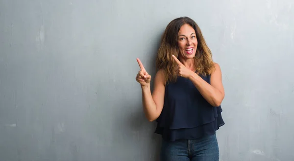 Mulher Hispânica Meia Idade Sobre Parede Grunge Cinza Sorrindo Olhando — Fotografia de Stock