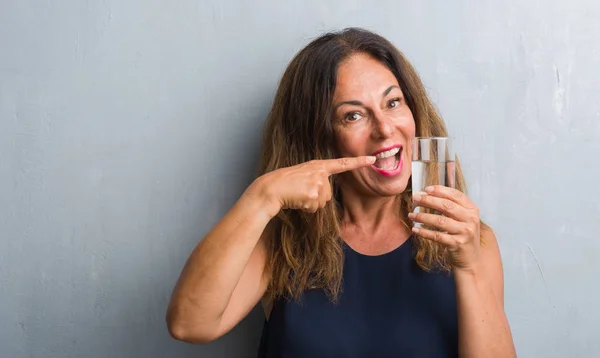 Mujer Hispana Mediana Edad Bebiendo Vaso Agua Muy Feliz Señalando — Foto de Stock