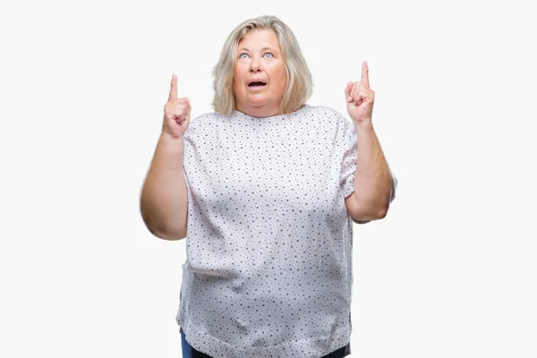 Senior Size Kaukasische Frau Über Isolierten Hintergrund Erstaunt Und Überrascht — Stockfoto