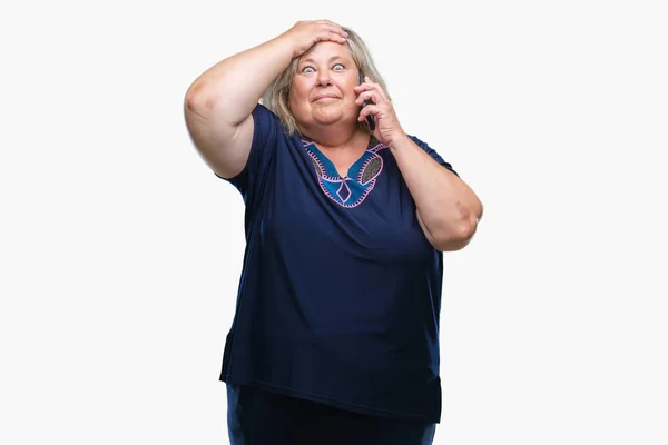 Senior Storlek Kaukasisk Kvinna Prata Telefon Isolerade Bakgrund Stressad Med — Stockfoto