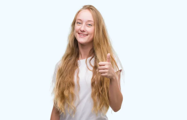 ブロンド十代の若者女性の サイン 優秀な兆候を親指をやって大きな笑顔と幸せ — ストック写真