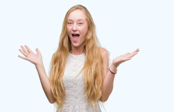 Blonde Tiener Vrouw Erg Blij Opgewonden Winnaar Expressie Vieren Overwinning — Stockfoto