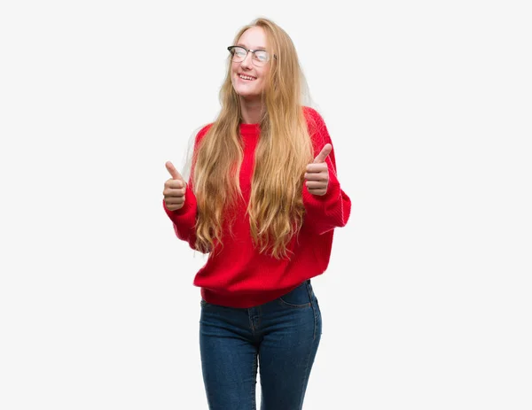 Mulher Adolescente Loira Vestindo Sinal Sucesso Camisola Vermelha Fazendo Gesto — Fotografia de Stock