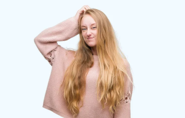 ピンクのセーターを着ている金髪の 代女性は混同し 質問について疑問に思います 頭の上の手で考えて疑問を持つ不透明 物思いにふけるコンセプト — ストック写真