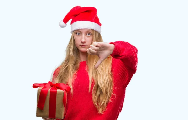 Blond Tonåring Kvinna Jultomten Hatt Med Arga Ansikte Negativt Tecken — Stockfoto