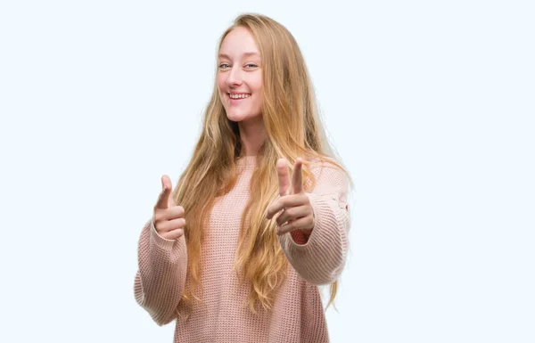 Mulher Adolescente Loira Usando Suéter Rosa Apontando Dedos Para Câmera — Fotografia de Stock