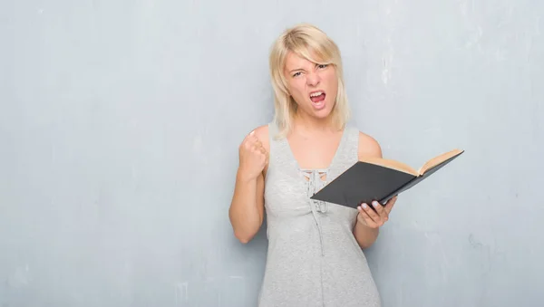 Caucasian Adult Woman Grey Grunge Wall Reading Book Annoyed Frustrated — Stock Photo, Image