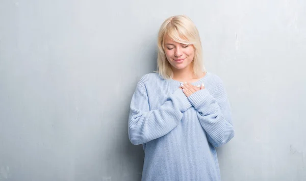 Volwassen Kaukasische Vrouw Grunge Grijs Muur Winter Trui Glimlachend Met — Stockfoto