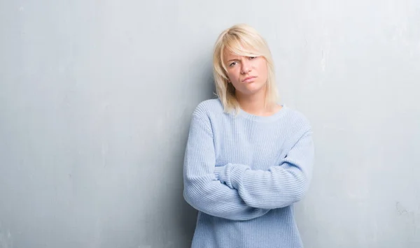 Mujer Caucásica Adulta Sobre Pared Gris Grunge Usando Suéter Invierno — Foto de Stock