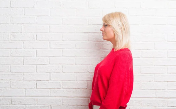 Mujer Caucásica Adulta Sobre Pared Ladrillo Blanco Con Suéter Invierno — Foto de Stock