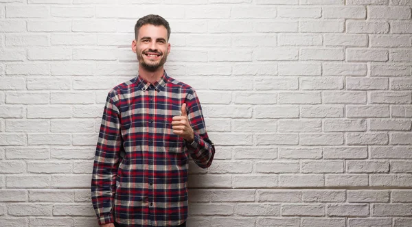 Hombre Adulto Joven Sobre Pared Ladrillo Blanco Feliz Con Una —  Fotos de Stock