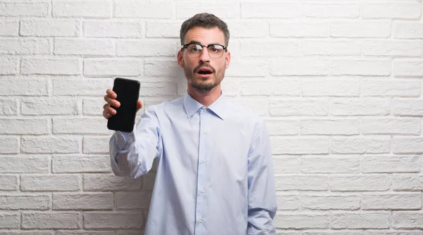 Giovane Uomo Adulto Che Parla Telefono Piedi Sopra Muro Mattoni — Foto Stock