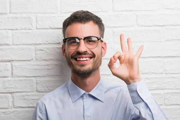 Jonge Volwassen Zakenman Boven Witte Bakstenen Muur Doen Teken Met — Stockfoto