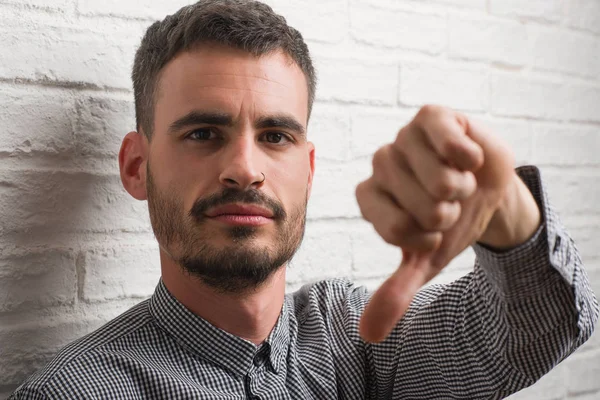 Hombre Adulto Joven Pie Sobre Pared Ladrillo Blanco Con Cara — Foto de Stock