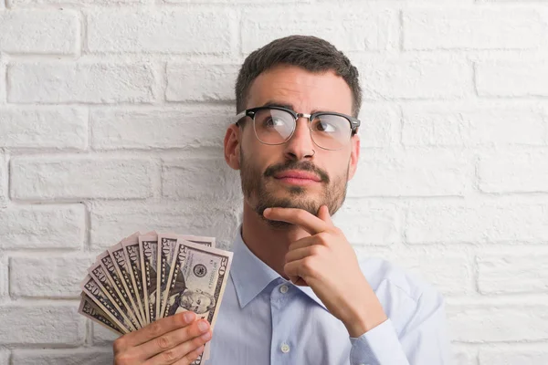 Jonge Hipster Zakenman Holding Dollar Ernstige Gezicht Denken Vraag Zeer — Stockfoto