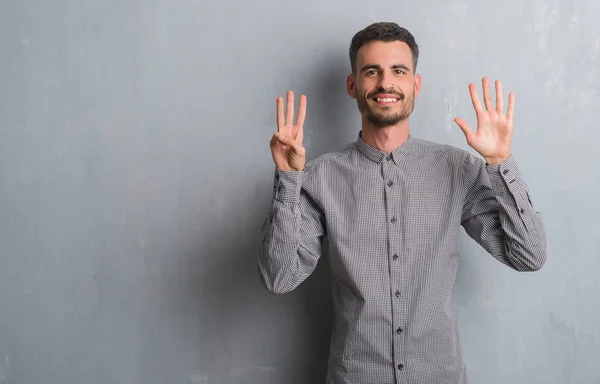 Giovane Uomo Adulto Piedi Sopra Grigio Grunge Muro Mostrando Indicando — Foto Stock