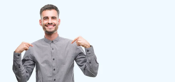 Jonge Hipster Man Zoek Vertrouwen Met Glimlach Het Gezicht Wijzen — Stockfoto