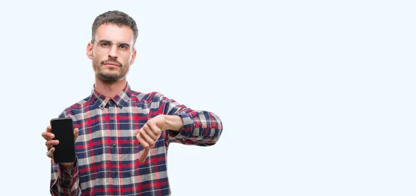 Joven Hipster Hombre Adulto Sosteniendo Teléfono Inteligente Con Cara Enojada — Foto de Stock