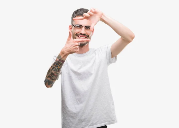 Homem Adulto Tatuado Jovem Sorrindo Fazendo Quadro Com Mãos Dedos — Fotografia de Stock