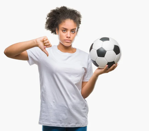 Junge Schöne Afroamerikanerin Hält Fußballball Über Isoliertem Hintergrund Mit Wütendem — Stockfoto