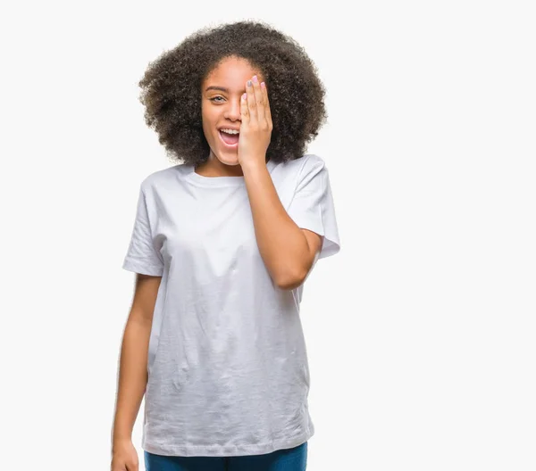 Młody Afro American Kobieta Białym Tle Obejmujące Jedno Oko Ręką — Zdjęcie stockowe