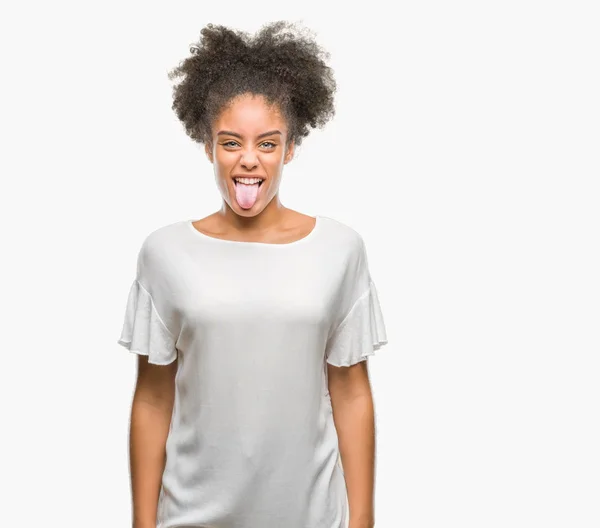Молодая Афро Американка Изолированном Фоне Торчащая Языком Довольная Смешным Выражением — стоковое фото