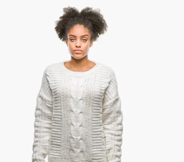 Młodych Afro American Kobieta Swetrze Zima Białym Tle Poważną Miną — Zdjęcie stockowe