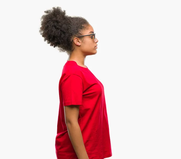 Mujer Afroamericana Joven Con Gafas Sol Sobre Fondo Aislado Mirando —  Fotos de Stock