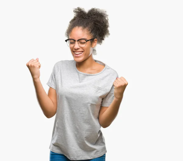 Jovem Afro Americana Vestindo Óculos Sobre Fundo Isolado Muito Feliz — Fotografia de Stock