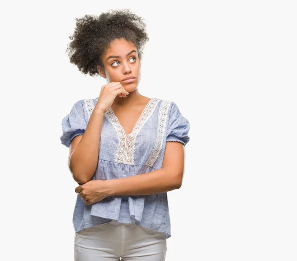 Mujer Afroamericana Joven Sobre Fondo Aislado Con Mano Barbilla Pensando — Foto de Stock