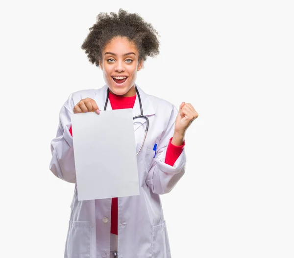 年轻的美国黑人医生妇女持有空白纸在孤立的背景尖叫自豪和庆祝胜利和成功非常兴奋 欢呼的情绪 — 图库照片
