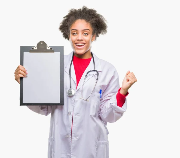 Joven Afro Americana Doctora Sosteniendo Portapapeles Sobre Fondo Aislado Gritando —  Fotos de Stock