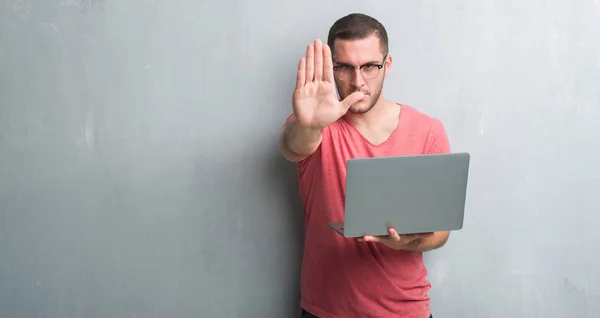 Young Caucasian Man Grey Grunge Wall Using Computer Laptop Open — Stock Photo, Image