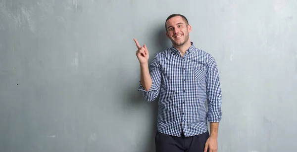 Young Caucasian Man Grey Grunge Wall Big Smile Face Pointing — Stock Photo, Image