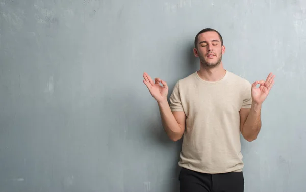 Jeune Homme Caucasien Sur Mur Gris Grunge Détendre Sourire Les — Photo