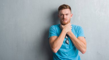 Genç Kızıl saçlı adam gri grunge duvar rahat kıyafet bağırarak giyen ve çünkü boğmak acı kendi ellerimle öldürürüm. Sağlık sorunu. Yaralarından ve intihar kavramı.