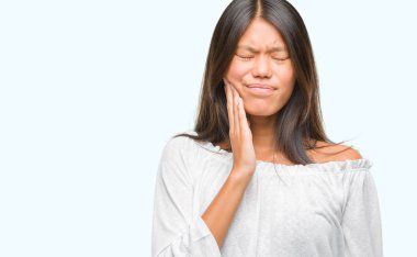 Genç Asyalı kadın diş ağrısı veya dişlerde dişlerle ilgili hastalık nedeniyle ağız acı ifadesi ile el ile dokunmak izole arka plan üzerinde. Diş hekimi kavramı.