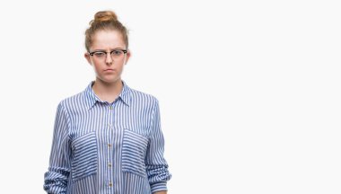 Genç Sarışın iş kadın şüpheci ve sorun nedeniyle gergin, papatyanın üzgün. Negatif kişi.