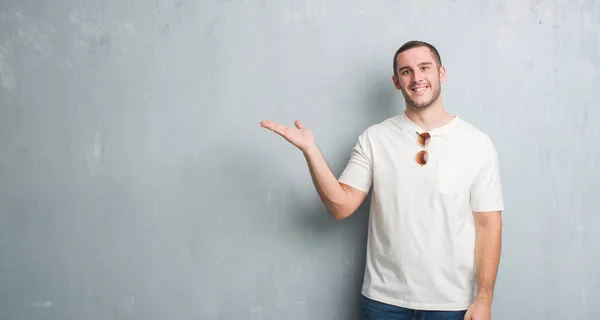 Young Caucasian Man Grey Grunge Wall Wearing Sunglasses Smiling Cheerful — Stock Photo, Image