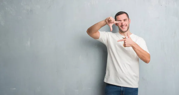 Genç Beyaz Adam Eliyle Yapım Çerçeve Parmakları Ile Mutlu Yüz — Stok fotoğraf