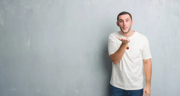 Joven Caucásico Hombre Sobre Gris Grunge Pared Usando Gafas Sol — Foto de Stock