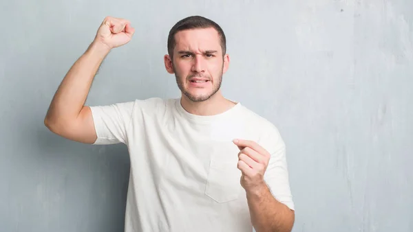 Young Caucasian Man Grey Grunge Wall Showing Blank Visit Card — Stock Photo, Image