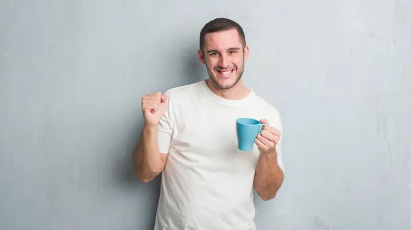 Giovane Uomo Caucasico Sul Muro Grigio Grunge Driking Una Tazza — Foto Stock