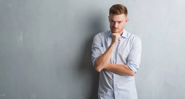 Joven Hombre Negocios Pelirrojo Sobre Pared Gris Grunge Mirando Confiado — Foto de Stock