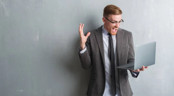 Joven Pelirroja Elegante Hombre Negocios Sobre Pared Gris Grunge Utilizando — Foto de Stock