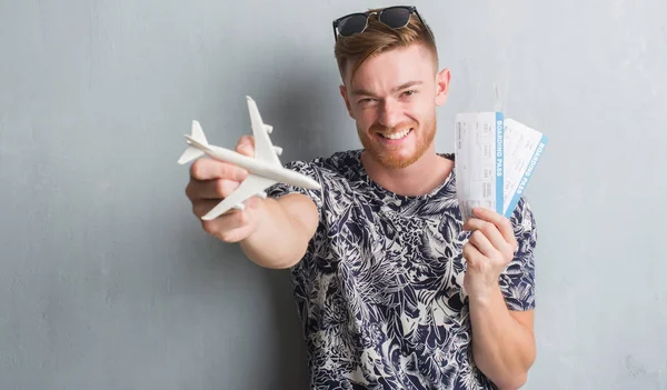 Homem Ruivo Jovem Segurando Aircraf Cartão Embarque Férias Com Sorriso — Fotografia de Stock