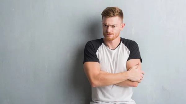 Jeune Homme Rousse Dessus Mur Gris Grunge Sceptique Nerveux Désapprouvant — Photo