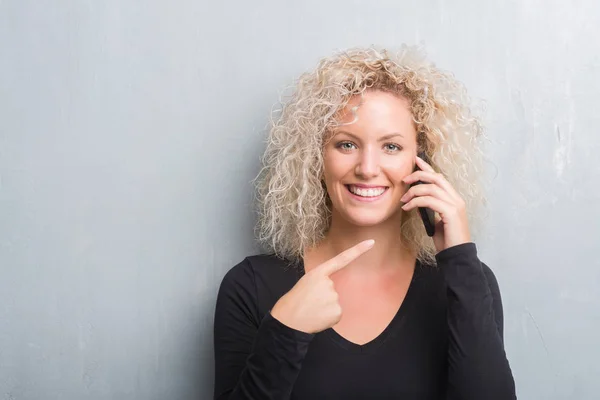 Junge Blonde Frau Mit Grunge Grauem Hintergrund Telefoniert Sehr Glücklich — Stockfoto