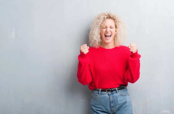 Jonge Blonde Vrouw Met Krullend Haar Grunge Grijze Achtergrond Enthousiast — Stockfoto